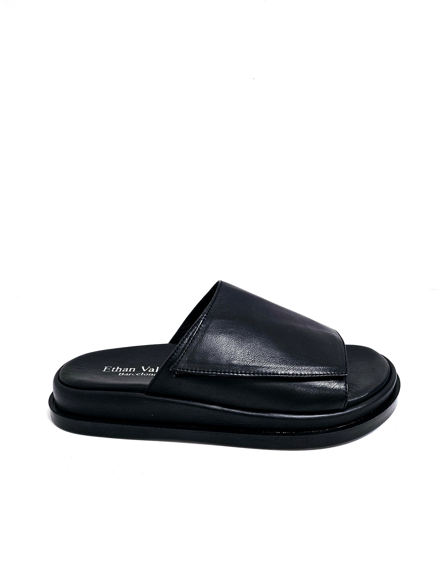 HAMPTONS black leather sandals