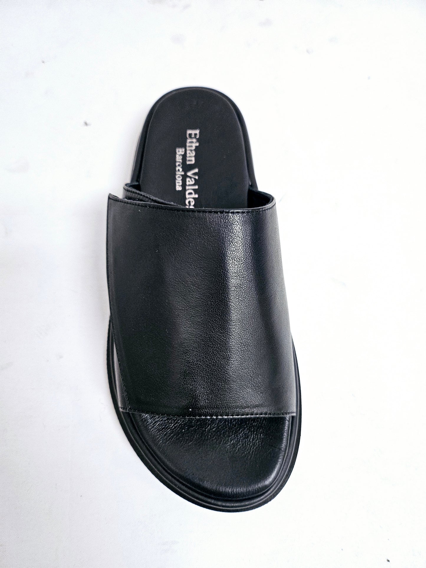 HAMPTONS black leather sandals